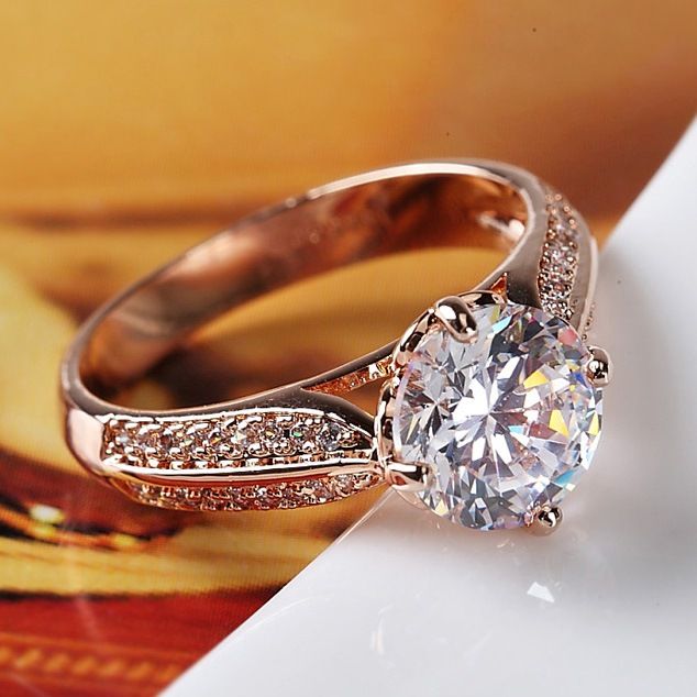 Luxuriöser Strass Verzierter Goldener Ring