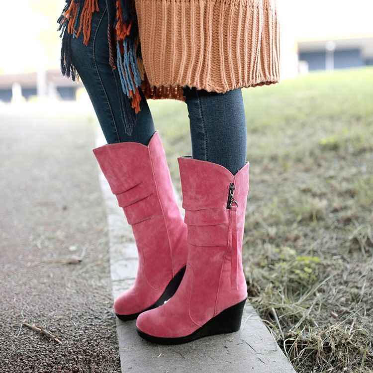 Frauenstiefel Mit Runder Zehenpartie Und Flachem Keilabsatz