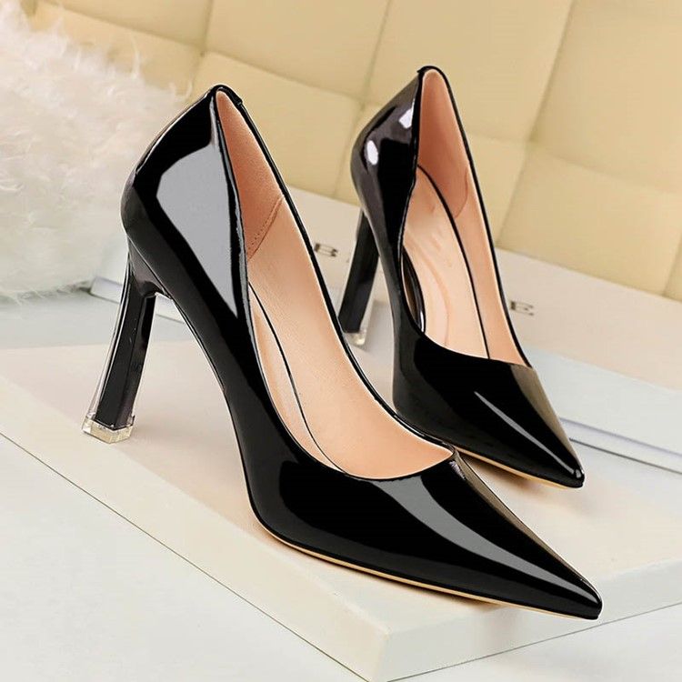 Einfache Pumps Mit Stiletto-absatz Und Spitzer Zehenpartie