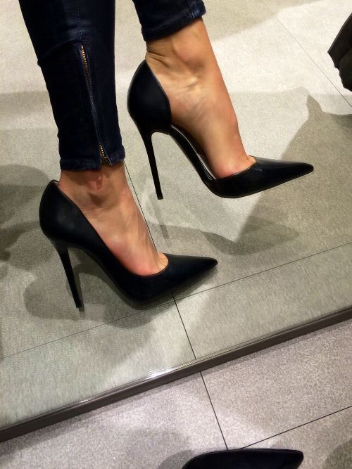 Schlichte Schwarze Pumps Mit Spitzer Zehenpartie Für Damen