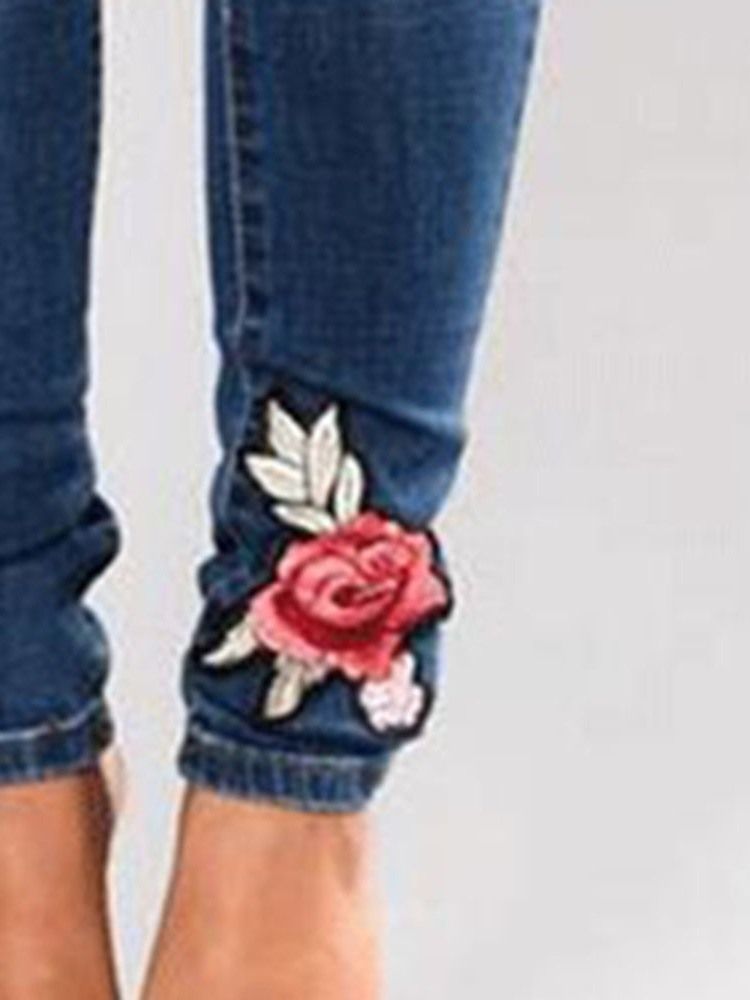 Damen-stickerei Mit Blumenmuster Und Zerrissenen Schmalen Mittelhohen Jeans