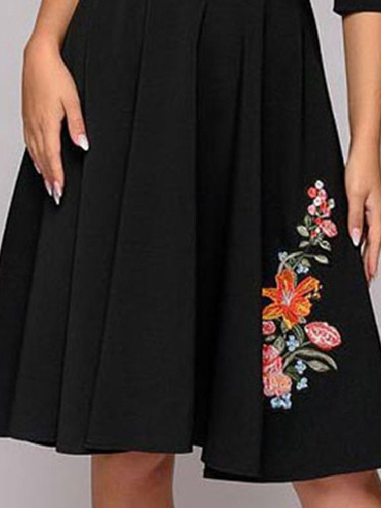 Knielanges Mittelhohes Blumenkleid Mit Rundhalsausschnitt Und Stickerei