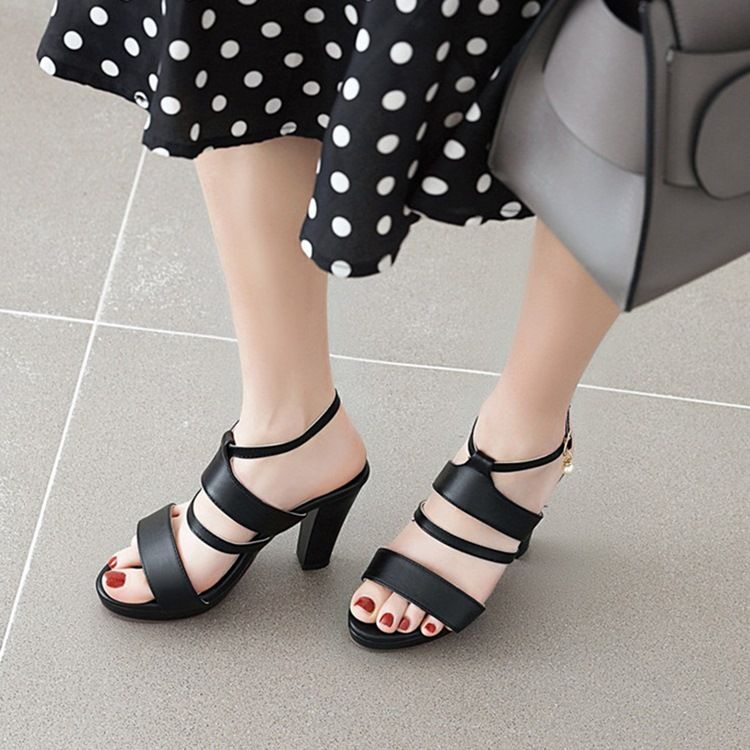 Damen-toe-line-stil Schnalle Chunky Heel Sandalen