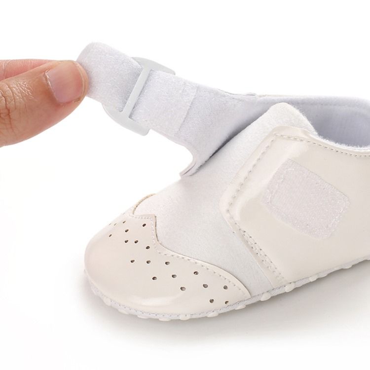 Geburtstag Babyschuhe Mit Einfarbigem Faden