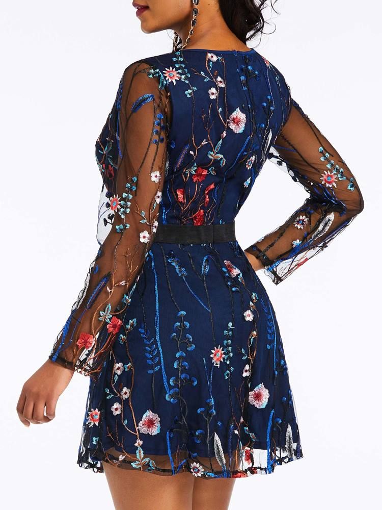 Damen-nachtkleid Mit Blumenstickerei Über Dem Knie